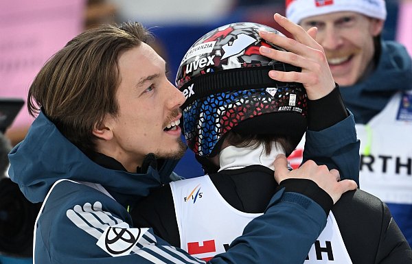 Bestreiten ihr Mitwissen: Johann André Forfang und Marius Lindvik (r). - © Hendrik Schmidt/dpa