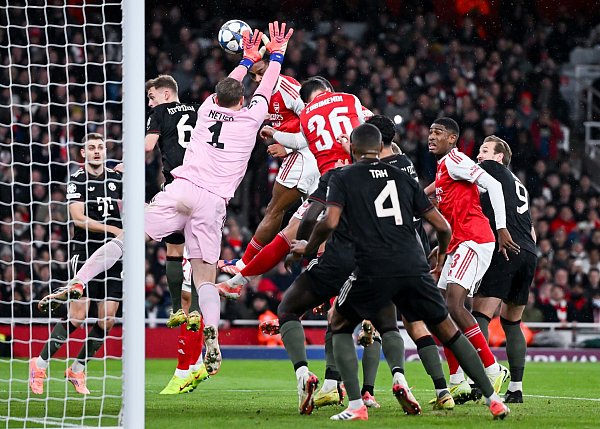 Manuel Neuer (l) sah bei zwei Gegentreffern gegen Arsenal nicht gut aus. - © Sven Hoppe/dpa
