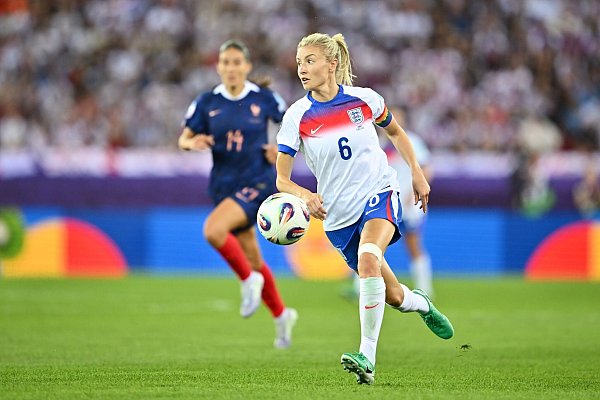 Gibt den Ton an: Englands Kapitänin Leah Williamson (r). - © Sebastian Gollnow/dpa