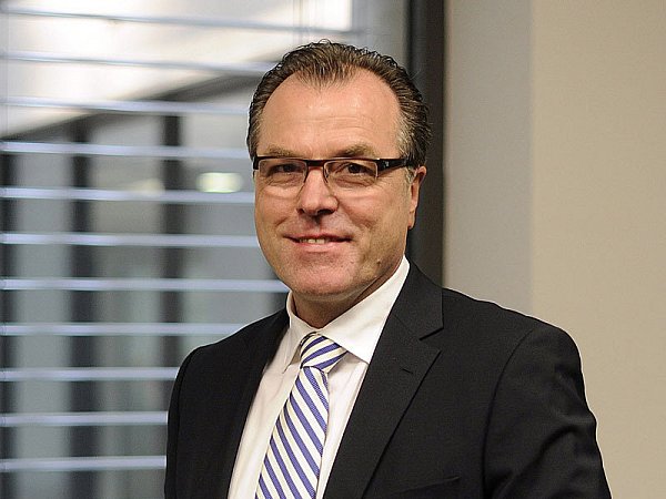 Unternehmenschef Clemens Tönnies war im Ausland, als das Unternehmen durchsucht wurde. - © FOTO: DPA