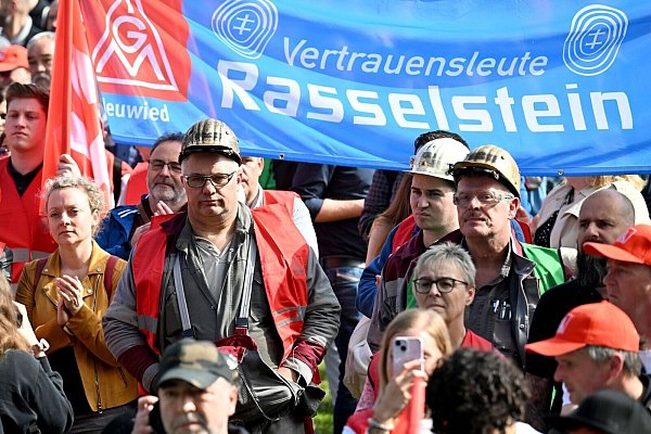 Gewerkschaftsmitglieder und Stahlarbeiter bei einer Protest-Kundgebung der Thyssenkrupp-Stahlsparte in Duisburg. - © Federico Gambarini/dpa