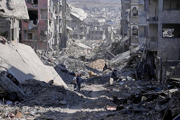 Der Wiederaufbau soll nach US-Angaben zunächst nur in den Zonen beginnen, die nicht unter der Kontrolle der Hamas stehen. - © Jehad Alshrafi/AP/dpa