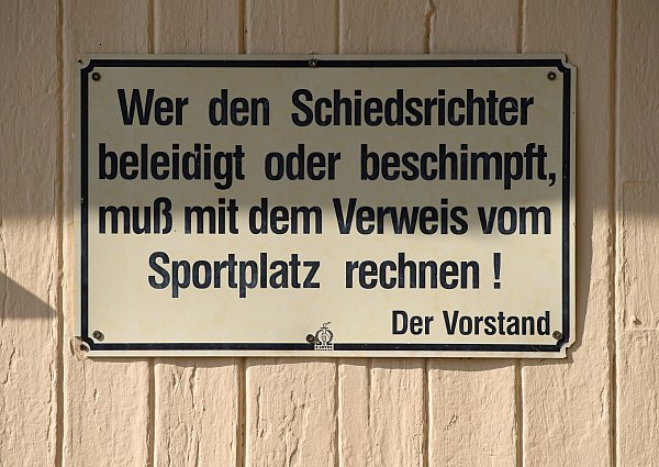 Immer wieder gibt es Beleidigungen gegen Schiedsrichter. - © Robert Michael/dpa-Zentralbild/dpa