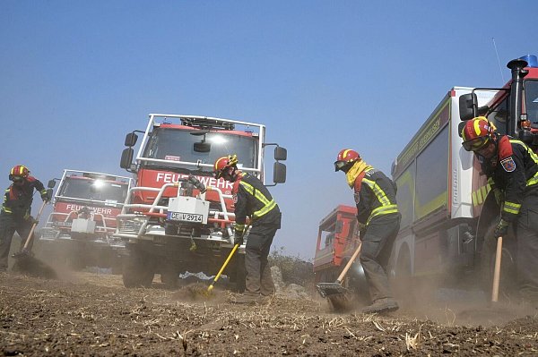 Neben Kollegen aus anderen europäischen Ländern waren auch 67 Feuerwehrleute mit ihren Fahrzeugen aus Niedersachsen und Nordrhein-Westfalen in Spanien im Einsatz. Nach gut einer Woche traten sie die Rückreise an. (Archivbild) - © Sven Käuler/dpa