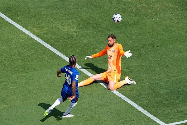 Chelsea-Stürmer João Pedro lupft den Ball über PSG-Torwart Gianluigi Donnarumma hinweg zum 3:0 ins Tor. - © Pamela Smith/AP/dpa