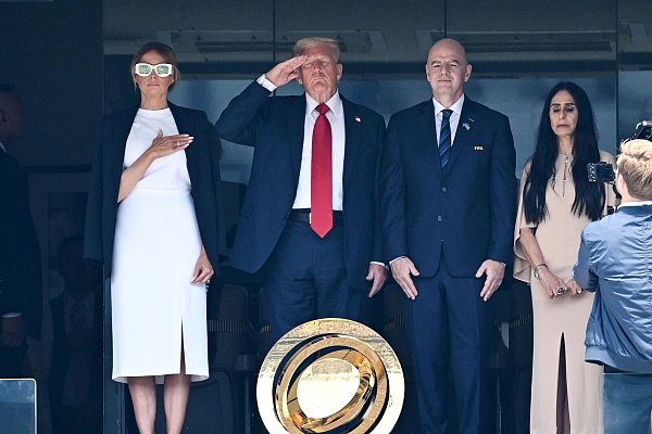 US-Präsident Donald Trump und First Lady Melania Trump beim Abspielen der Nationalhymne vor dem Finale. Rechts FIFA-Präsident Gianni Infantino. - © Sven Hoppe/dpa