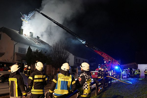Noch während des Feuerwehreinsatzes wurde der 59 Jahre alte Bewohner vermisst. - © Ehsan Monajati/dpa
