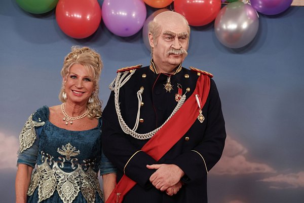 Bayerns Ministerpräsident Markus Söder und Karin Baumüller-Söder kommen als Reichskanzler Otto von Bismarck und eine Dame aus der Zeit Bismarcks zur Livesendung des Bayerischen Rundfunks "Fastnacht in Franken". - © Karl-Josef Hildenbrand/dpa