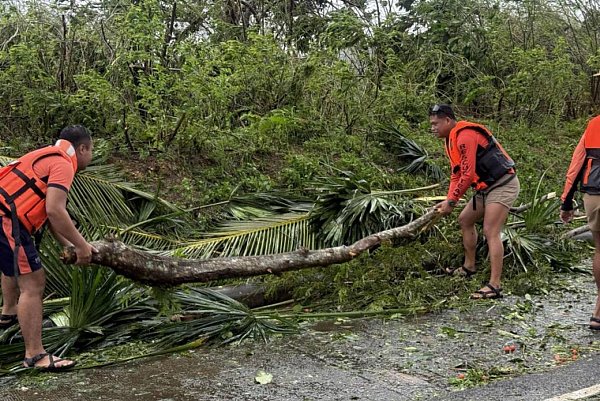 «Fung-Wong» sorgte bereits vor seiner Ankunft für umgestürzte Bäume und Tote. - © Uncredited/PHILIPPINE COAST GUARD/AP/dpa