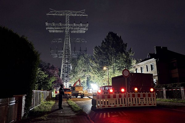 Reparaturarbeiten in Berlin an einem beschädigten Strommast. (Archivbild) - © Michael Ukas/dpa