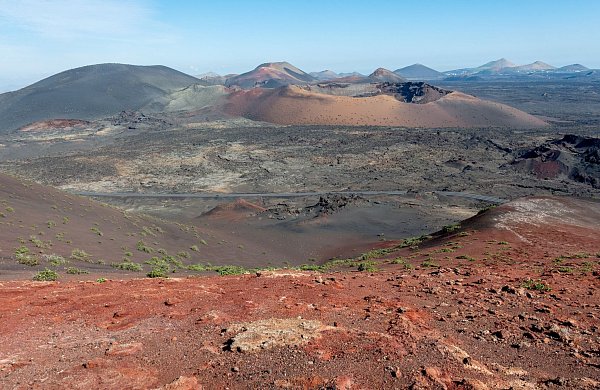 Lanzarote: Die Feuerberge des Nationalparks Timanfaya sind besonders eindrucksvoll. - © Andreas Drouve/dpa-tmn