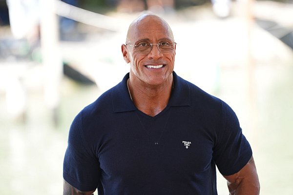 Dwayne Johnson bei seiner Ankunft auf dem Lido. - © Scott A Garfitt/Invision/AP/dpa