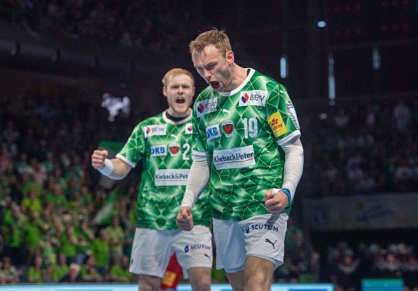 Top motiviert im Topspiel: Berlins Welthandballer Mathias Gidsel (r.) - © Sebastian Räppold/Sportfoto Matthias Koch/dpa