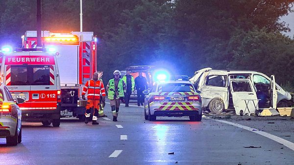Bei einem Unfall eines Kleinbusses auf der Autobahn 48 bei Koblenz sind in der Nacht drei Menschen tödlich verletzt worden. - © Daniel Evers/dpa