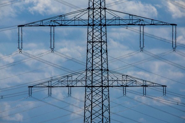 Die Stromkosten in Deutschland sind laut DIHK doppelt hoch wie in Frankreich (Archivbild) - © Jens Büttner/dpa