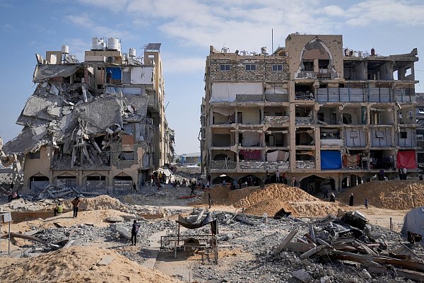 Die meisten Gebäude im Gazastreifen sind nach zwei Jahren Krieg schwer beschädigt oder zerstört. - © Abdel Kareem Hana/AP/dpa