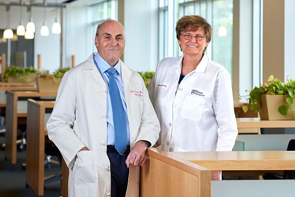 Katalin Karikó (r) und Drew Weissman haben 2023 für grundlegende Arbeiten zur mRNA-Technik den Nobelpreis für Medizin erhalten. (Archivbild) - © Peggy Peterson/Penn Medicine/AP/dpa