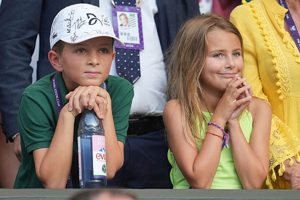 Stefan und Tara unterstützen ihren Vater Novak Djokovic von der Tribüne. - © Kin Cheung/AP/dpa