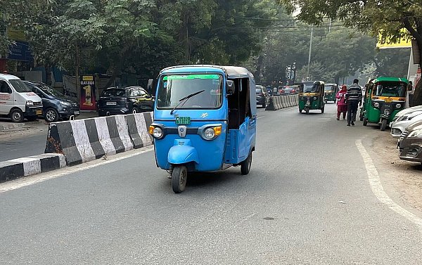 Auf Indiens Straßen machen die Ape den Tuk-Tuks jetzt schon Konkurrenz. (Archivbild) - © Dirk Godder/dpa