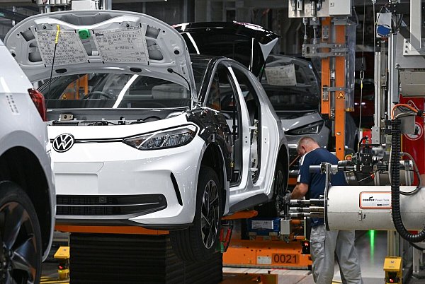 Der Hochlauf der Elektromobilität geht aus Sicht der Industrie zu langsam voran. (Symbolbild) - © Hendrik Schmidt/dpa