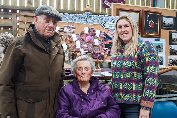 Addie, Margaret und Tochter Anne: Die Doulls sind «Patrone» der Shetland Wool Week. - © Verena Wolff/dpa-tmn