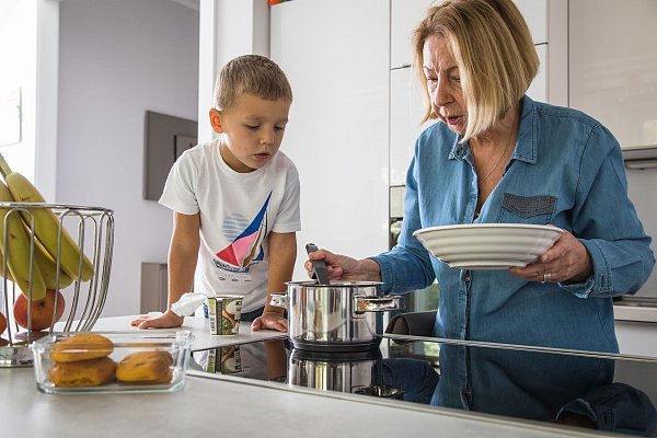 Oft haben Eltern im Alltag für gemeinsames Kochen weder Zeit noch Nerven - Oma schon. - © Christin Klose/dpa-tmn