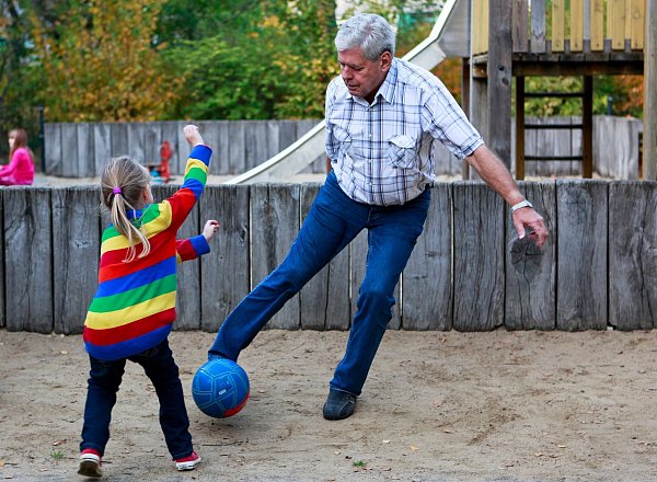 Ball statt Smartphone: Gerade mit Großeltern erleben Kinder aktive, handyfreie Zeiten. - © Silvia Marks/dpa-tmn
