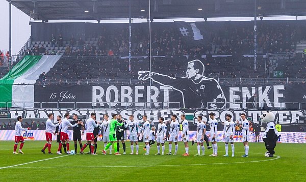 Im Gedenken an Robert Enke: Fans von Hannover 96 erinnern an seinem 15. Todestag an den früheren Nationaltorwart. - © Silas Schueller/DeFodi Images/dpa
