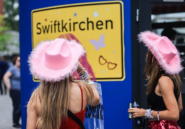 Fans vor dem ersten Konzert von Taylor Swift in Gelsenkirchen (Archivbild). - © Oliver Berg/dpa