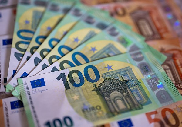 Bargeld - nicht überall ist es gleich viel wert. (Archivbild) - © Monika Skolimowska/dpa