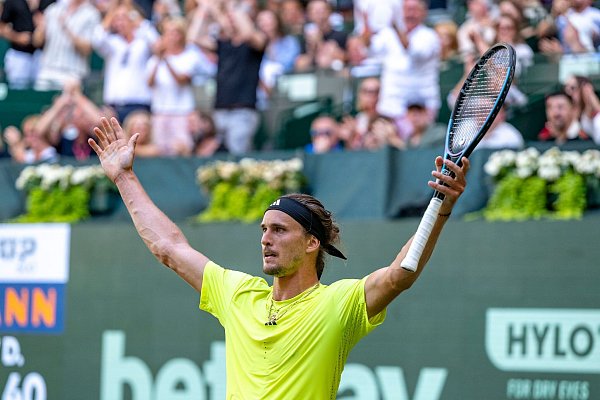 Alexander Zverev erreichte vor Wimbledon das Endspiel in Stuttgart und das Halbfinale von Halle. - © David Inderlied/dpa