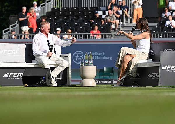 Bei der Podcast-Aufnahme mit Andrea Petkovic erklärte Boris Becker, dass er überzeugt sei, Alexander Zverev könne ein Grand-Slam-Turnier gewinnen. - © Arne Dedert/dpa