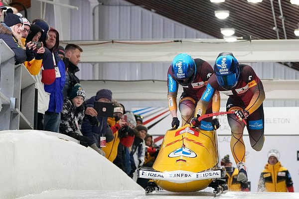 Francesco Friedrich (r) und Alexander Schüller aus Deutschland führen bei der Bob-WM in Lake Placid. - © Seth Wenig/AP