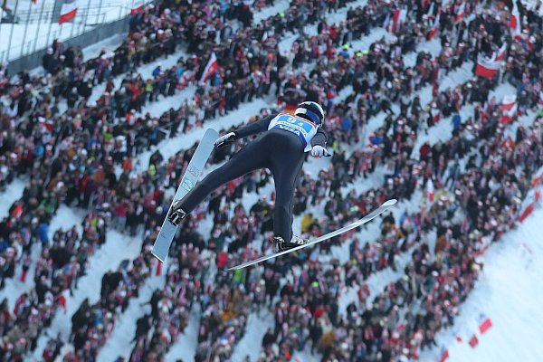 Hat Probleme im Sprung: Olympiasieger Wellinger. - © Grzegorz Momot/PAP/dpa