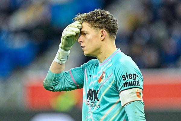 Augsburgs Torwart Finn Dahmen ist mehrfach geschlagen - © Uwe Anspach/dpa