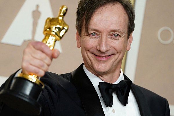 Oscar Nummer vier für «Im Westen nichts Neues»: Komponist Volker Bertelmann wird für seine Filmmusik ausgezeichnet. - © Jordan Strauss/Invision/AP