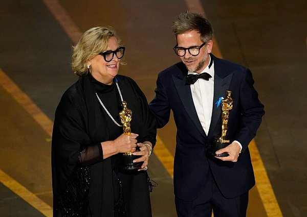Sie nehmen den dritten Oscar für «Im Westen nichts Neues» entgegen: Ernestine Hipper und Christian M. Goldbeck werden für das beste Produktionsdesign ausgezeichnet. - © Chris Pizzello/Invision/AP