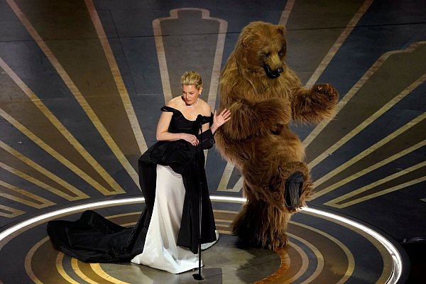 Barenstärker Auftritt von Elizabeth Banks (Regie: «Cocaine Bear») - sie präsentiert den Preis für die besten visuellen Effekte. - © Chris Pizzello/Invision/AP