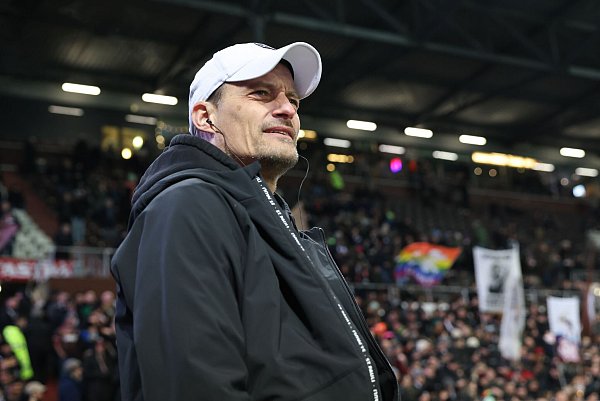 Zuversichtlich vor dem Spiel: FC St. Paulis Trainer Alexander Blessin - © Christian Charisius/dpa