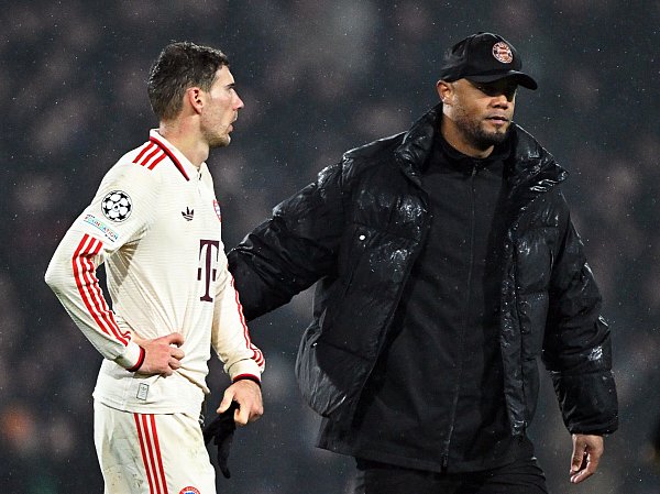 Für Bayern-Trainer Kompany (r) hat Bayerns Ministerpräsident Söder viel Lob übrig. - © Federico Gambarini/dpa