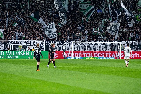 Mit einem Spruchband haben sich die Gladbacher Fans bei Roland Virkus bedankt. - © David Inderlied/dpa