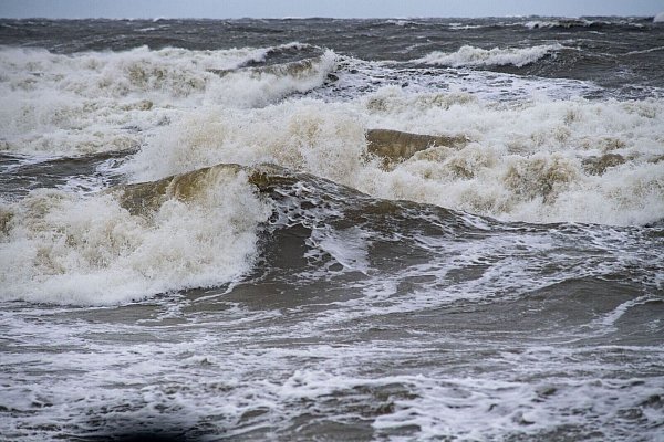Schmelzwasser aus Eis und Gletschern an den Polen könnte die für unser Wetter wichtige Atlantischen Umwälzströmung (Amoc) dramatisch schwächen (Symbolbild) - © Stefan Sauer/dpa