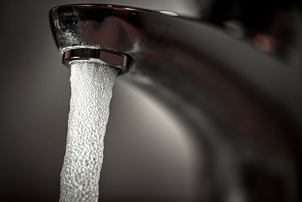 Gletscherwasser nährt Seen und Flüsse - wenn es weniger wird, schrumpft die Trinkwassermenge für die Menschheit (Symbolbild) - © Felix Kästle/dpa