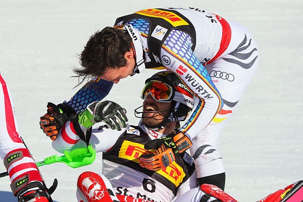 Rivalen, aber auch Freunde: Felix Neureuther (oben) und Marcel Hirscher. - © Michael Kappeler/dpa