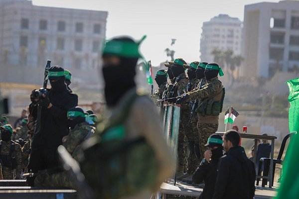 Bewaffnete Hamas-Mitglieder bei Geiselübergabe im Gazastreifen. (Archivbild) - © Mohammed Hajjar/AP/dpa