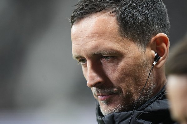 Dino Toppmöller gibt Auskunft über seine Stürmer. - © Thomas Frey/dpa