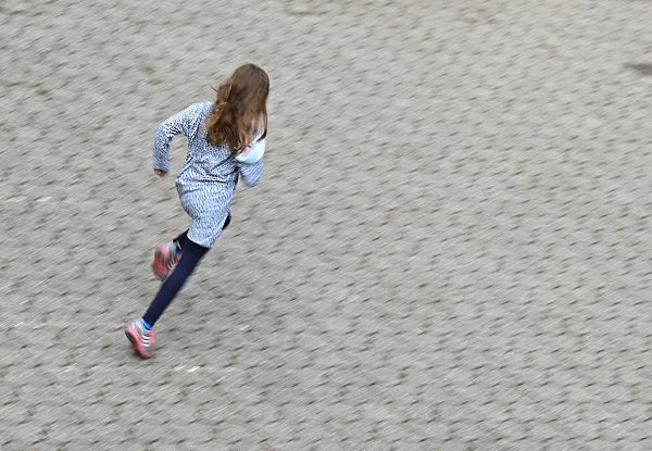 Rennen, toben, gemeinsam spielen - in der Corona-Pandemie kam das vielfach zu kurz. (Archivbild) - © Arne Dedert/dpa