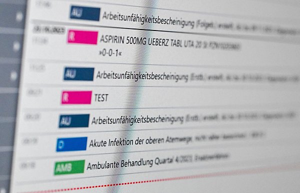 Alles an einem Ort: Auf Wunsch kann auch die elektronische Arbeitsunfähigkeitsbescheinigung in der ePA hinterlegt werden. - © Jens Kalaene/dpa/dpa-tmn