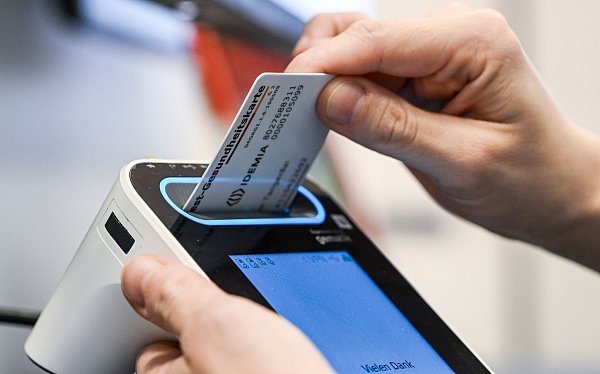 Ein wichtiger Schlüssel, um Zugriff auf die ePA zu bekommen: die elektronische Gesundheitskarte. - © Jens Kalaene/dpa/dpa-tmn