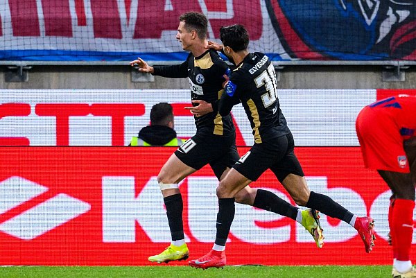 Elversberger Jubel: Fisnik Asllani (l.) traf zum 2:0 für die Gäste. - © Tom Weller/dpa